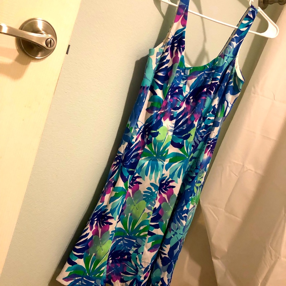 Pretty sundress with seams, slightly stretchy fabric so hugs curves nicely